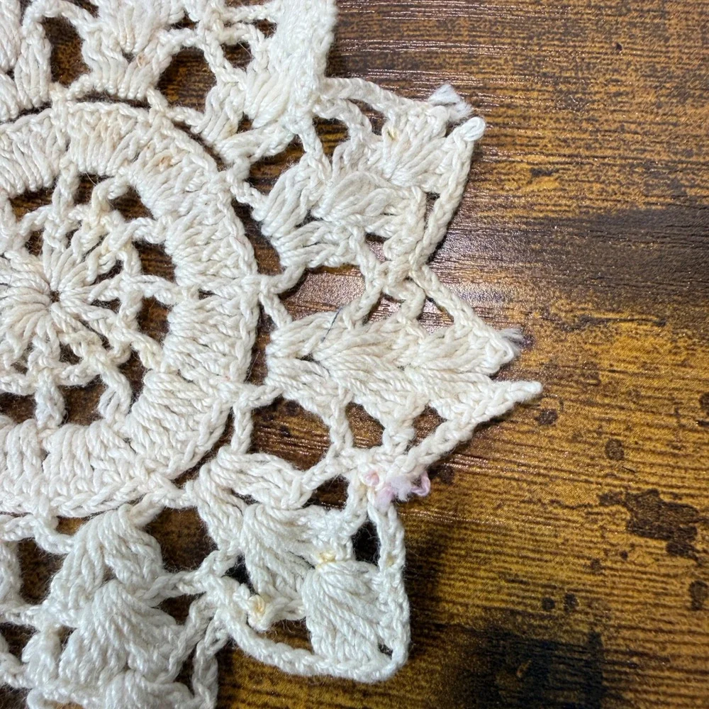 2 VTG Hand Crocheted Lace Doilies Cream Starburst‎ Floral 4-5